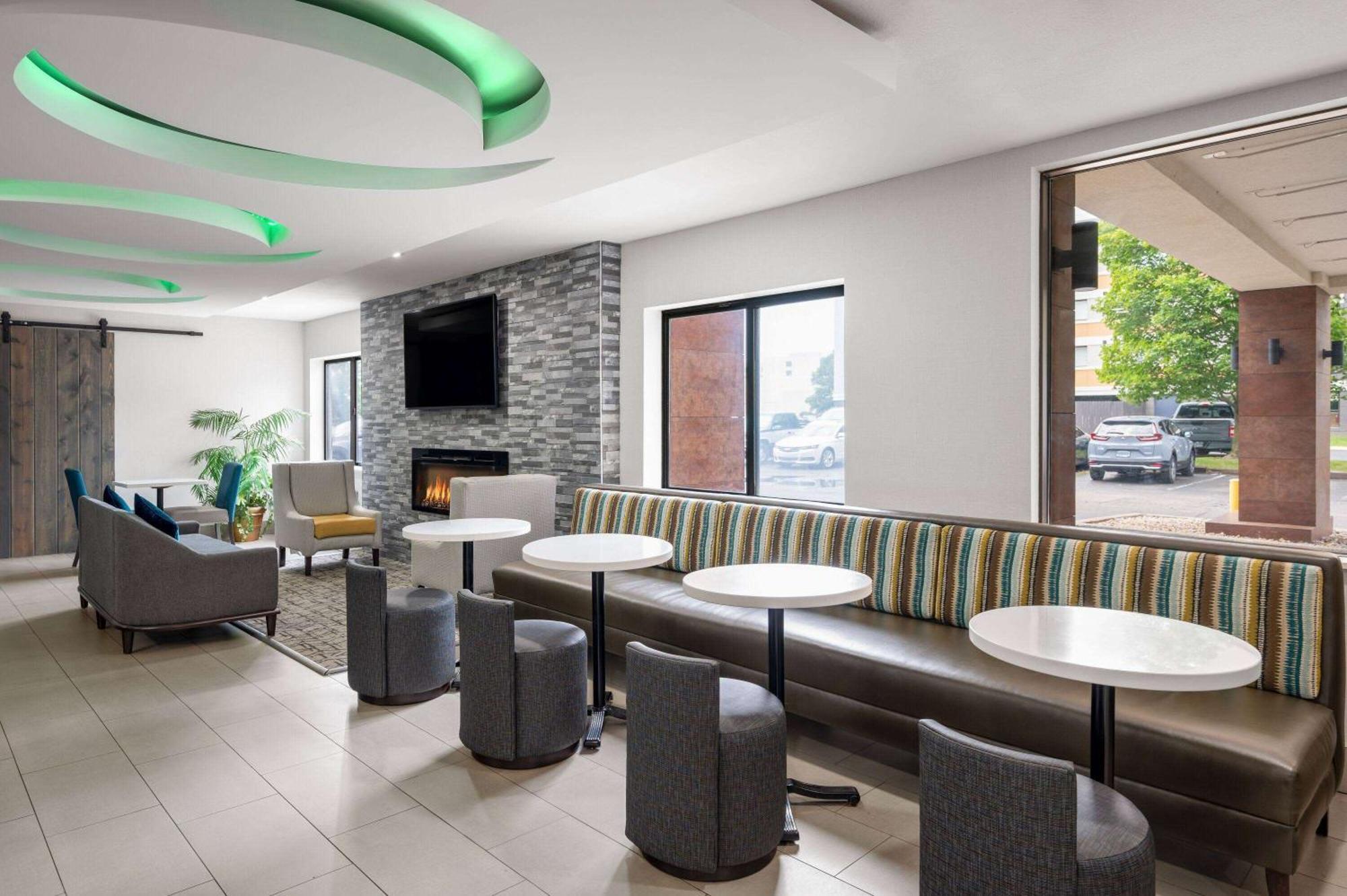 La Quinta Inn By Wyndham Indianapolis Airport Executive Dr Exteriér fotografie